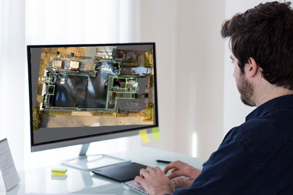 Surveyor using software for floor plans